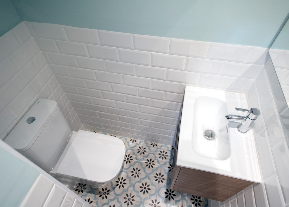 Inspiration for a medium sized contemporary ensuite wet room bathroom in Barcelona with a one-piece toilet, white tiles, ceramic tiles, beige walls, ceramic flooring, a sliding door and white worktops.