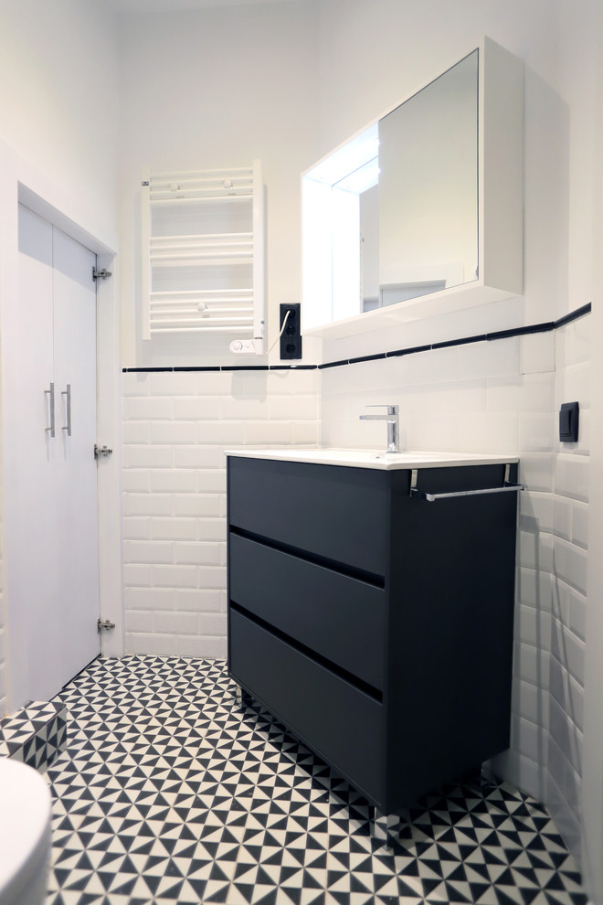Пример оригинального дизайна: главная ванная комната среднего размера в современном стиле с черными фасадами, угловым душем, унитазом-моноблоком, белой плиткой, белыми стенами и душем с раздвижными дверями