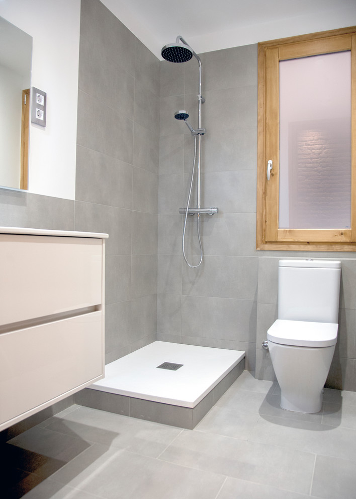 Cette photo montre une salle de bain principale méditerranéenne de taille moyenne avec des portes de placard beiges, une douche d'angle, WC à poser, un carrelage gris, un mur blanc, un sol beige et aucune cabine.