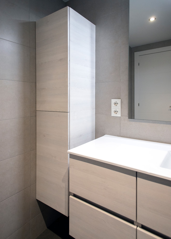Mittelgroßes Modernes Badezimmer En Suite mit bodengleicher Dusche, Toilette mit Aufsatzspülkasten, beigen Fliesen, Keramikboden, grauem Boden, Schiebetür-Duschabtrennung und weißer Waschtischplatte in Barcelona