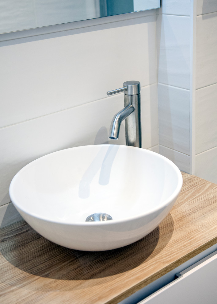 Mittelgroßes Modernes Badezimmer En Suite mit weißen Schränken, bodengleicher Dusche, Toilette mit Aufsatzspülkasten, weißen Fliesen, weißer Wandfarbe, Aufsatzwaschbecken, braunem Boden und Schiebetür-Duschabtrennung in Barcelona