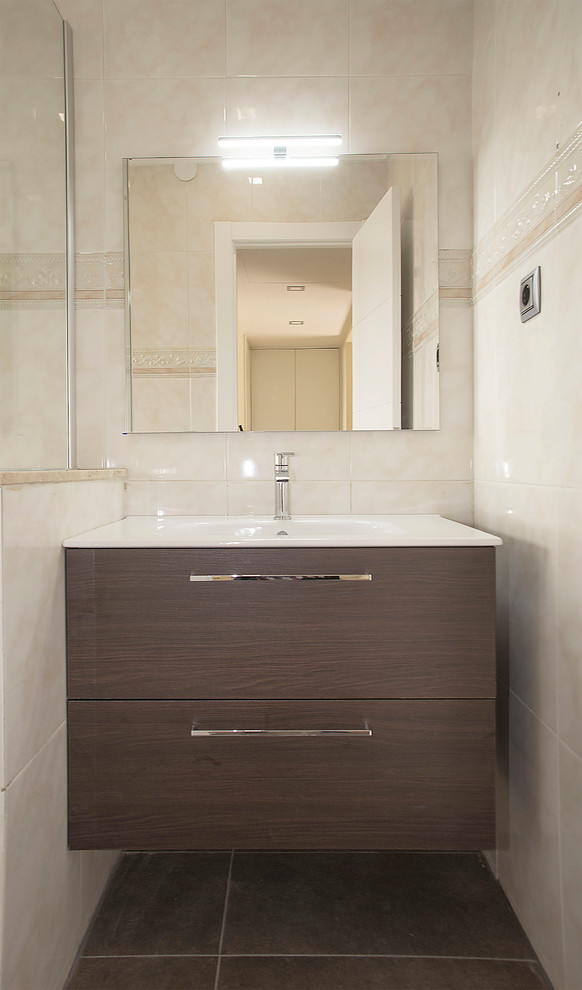 Ejemplo de cuarto de baño principal tradicional renovado de tamaño medio con puertas de armario de madera en tonos medios, ducha abierta, sanitario de una pieza, baldosas y/o azulejos beige y lavabo de seno grande