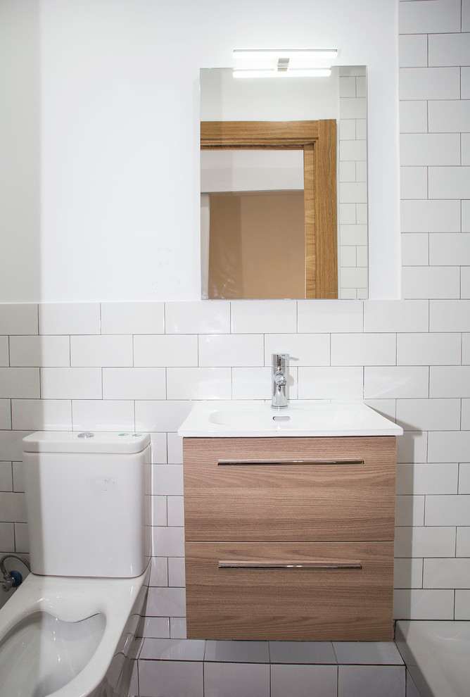 Идея дизайна: ванная комната среднего размера в современном стиле с фасадами цвета дерева среднего тона, унитазом-моноблоком, белой плиткой, белыми стенами и консольной раковиной