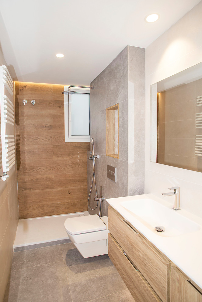 Idee per una stanza da bagno padronale moderna di medie dimensioni con ante in legno scuro, doccia alcova, WC monopezzo, piastrelle grigie, pareti bianche, doccia aperta e top bianco