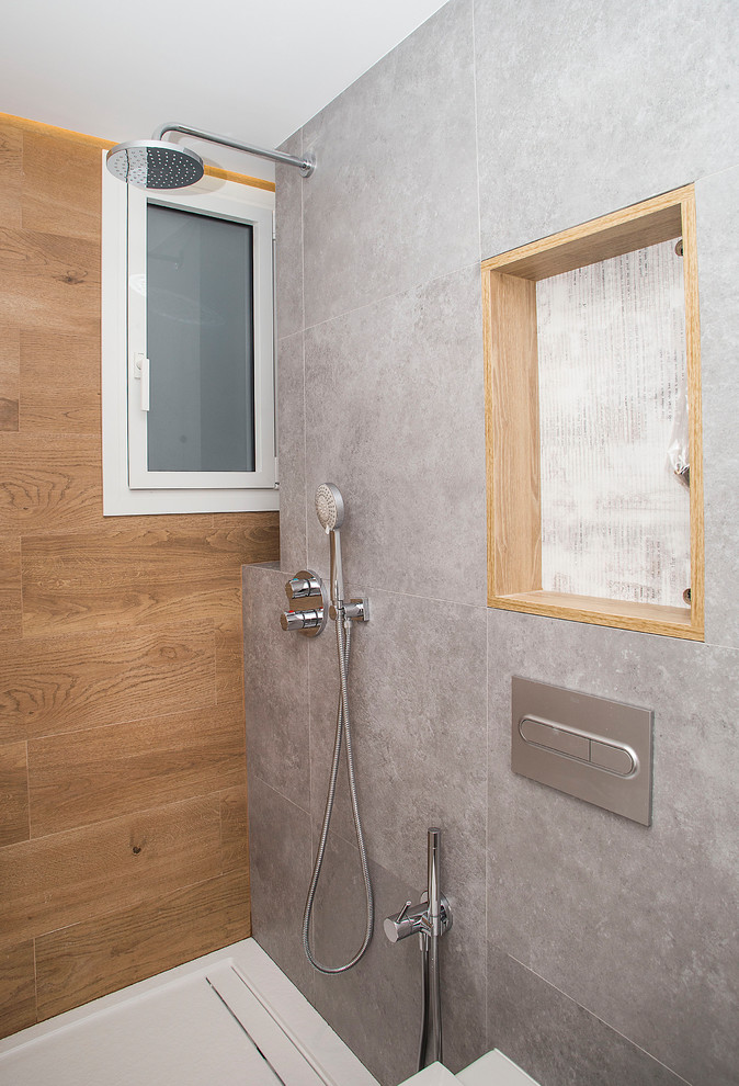 Inspiration för mellanstora moderna vitt en-suite badrum, med skåp i mellenmörkt trä, en dusch i en alkov, en toalettstol med hel cisternkåpa, grå kakel, vita väggar och med dusch som är öppen