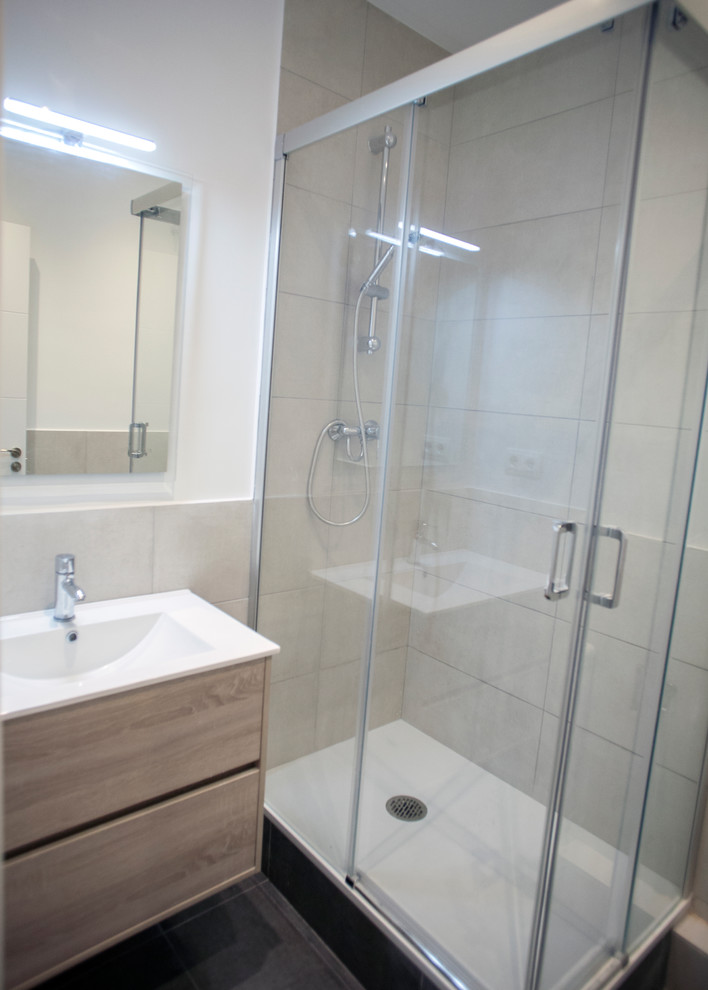 Ejemplo de cuarto de baño principal actual de tamaño medio con puertas de armario de madera oscura, ducha esquinera, baldosas y/o azulejos beige, paredes blancas y suelo gris