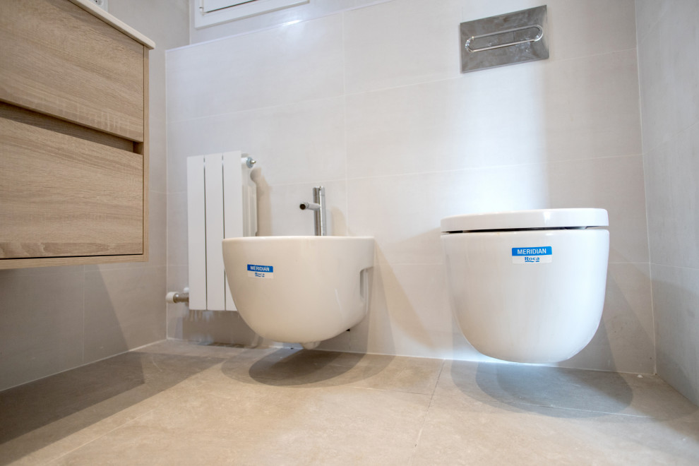 Bild på ett mellanstort funkis vit vitt en-suite badrum, med skåp i mellenmörkt trä, en kantlös dusch, en toalettstol med separat cisternkåpa, beige kakel, keramikplattor, klinkergolv i keramik, ett avlångt handfat, beiget golv och dusch med skjutdörr