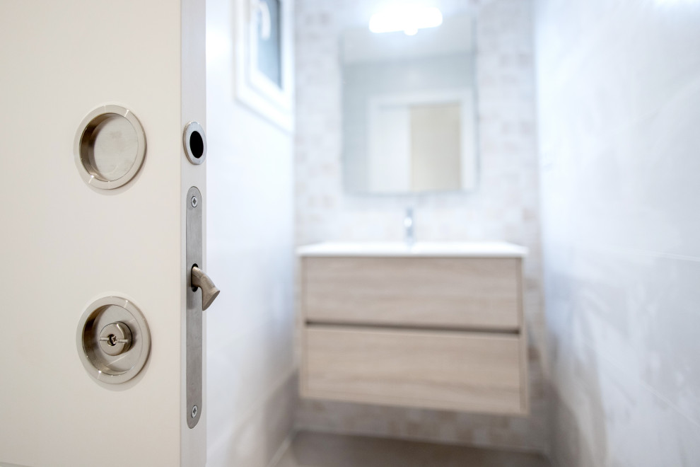 Inredning av ett modernt mellanstort vit vitt en-suite badrum, med skåp i mellenmörkt trä, en kantlös dusch, en toalettstol med separat cisternkåpa, beige kakel, keramikplattor, klinkergolv i keramik, ett avlångt handfat, beiget golv och dusch med skjutdörr
