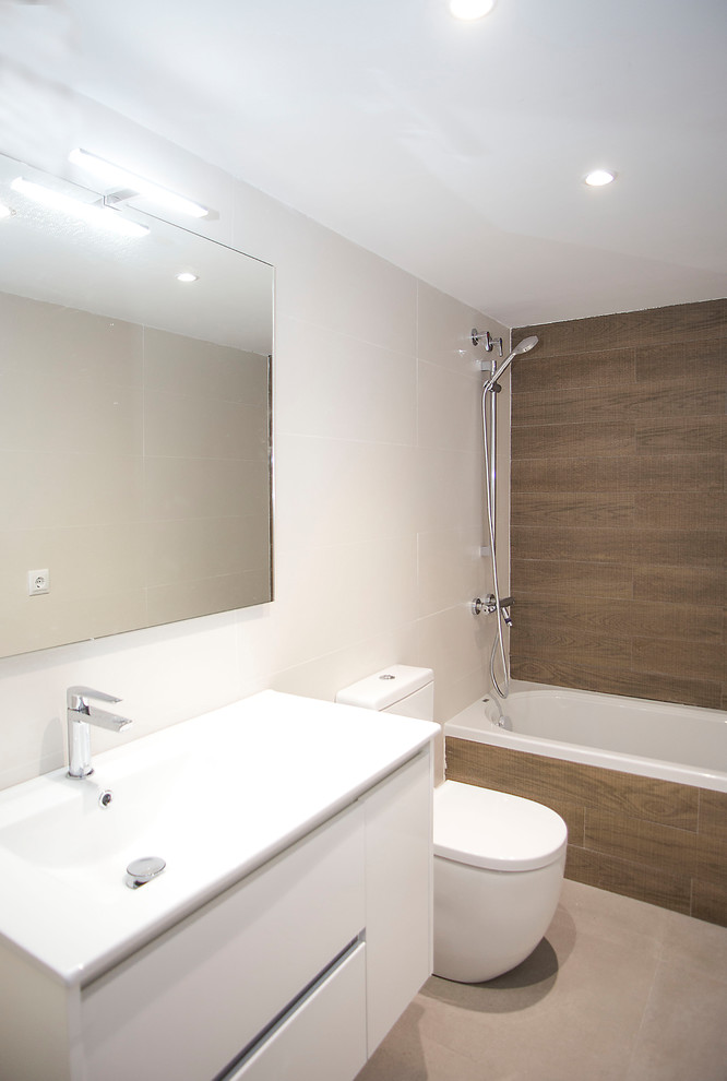 Exemple d'une salle de bain principale moderne de taille moyenne avec des portes de placard blanches, une baignoire posée, une douche à l'italienne, WC à poser, un carrelage beige, une grande vasque, un sol beige et une cabine de douche à porte coulissante.
