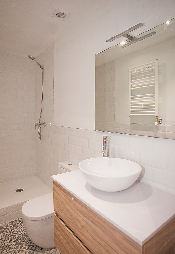 Inspiration för små moderna badrum med dusch, med möbel-liknande, skåp i mellenmörkt trä, en öppen dusch, en toalettstol med hel cisternkåpa, vit kakel, tunnelbanekakel, vita väggar, mosaikgolv, ett avlångt handfat och marmorbänkskiva