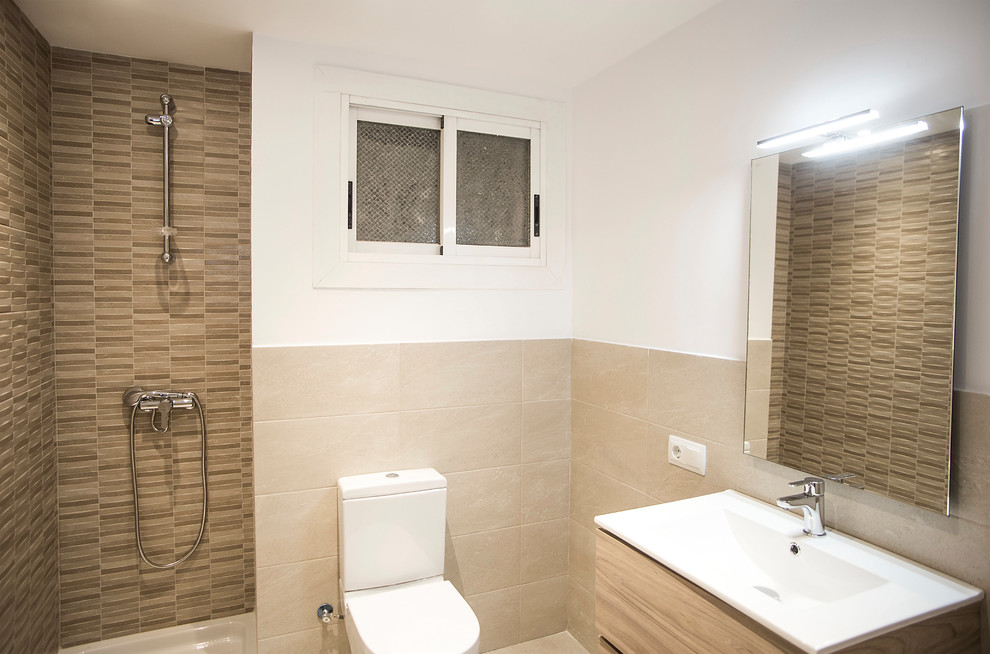 Mittelgroßes Modernes Badezimmer En Suite mit hellbraunen Holzschränken, Eckdusche, Toilette mit Aufsatzspülkasten, beigen Fliesen, weißer Wandfarbe, Trogwaschbecken und beigem Boden in Barcelona