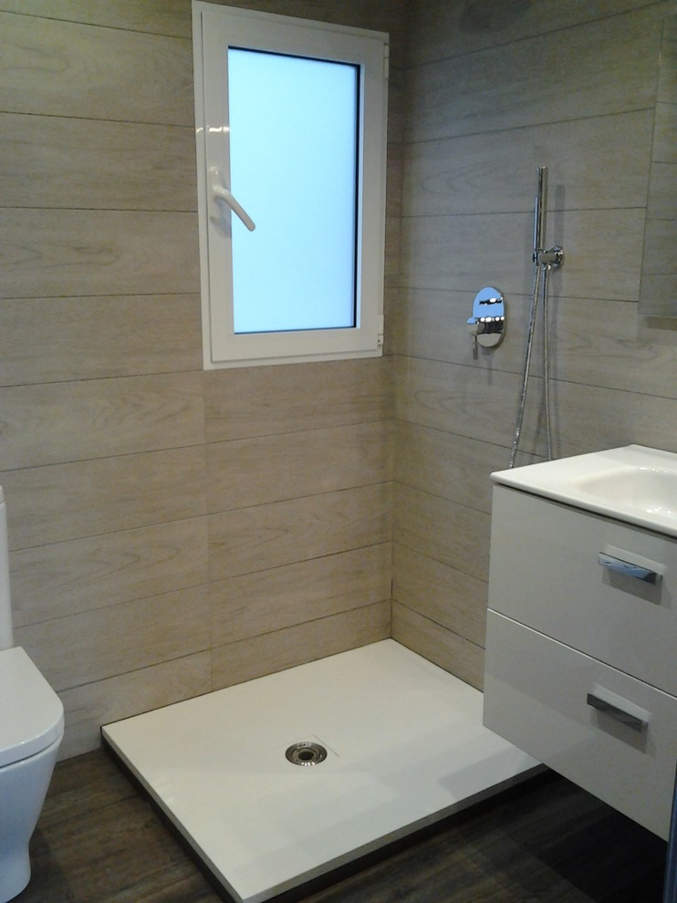 Mittelgroßes Modernes Duschbad mit flächenbündigen Schrankfronten, grauen Schränken, offener Dusche, Wandtoilette mit Spülkasten und integriertem Waschbecken in Valencia