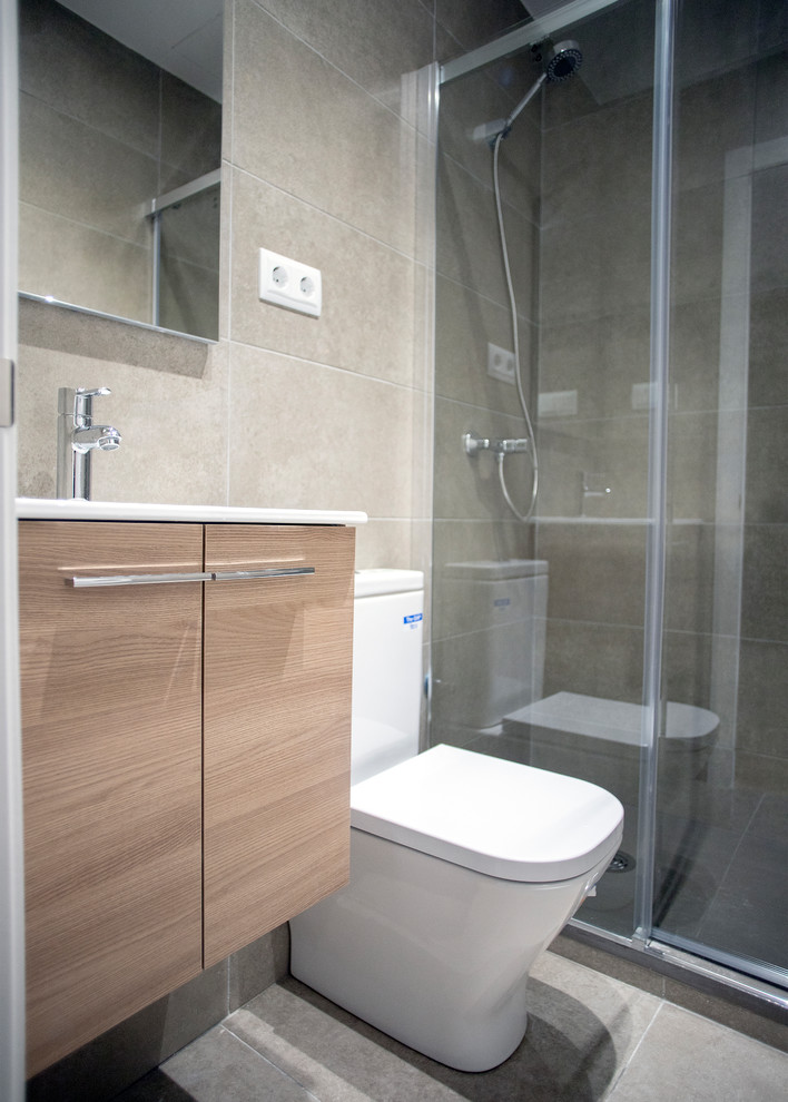 Пример оригинального дизайна: главная ванная комната среднего размера в современном стиле с фасадами цвета дерева среднего тона, угловым душем, унитазом-моноблоком, бежевой плиткой, серым полом, душем с раздвижными дверями и белой столешницей