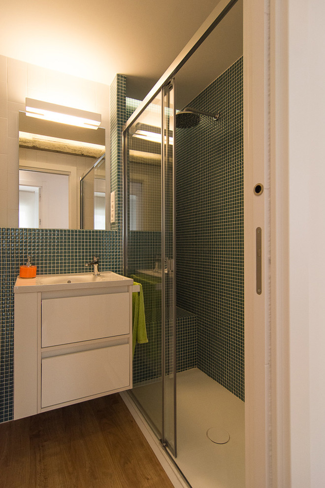 На фото: ванная комната среднего размера в современном стиле с плоскими фасадами, белыми фасадами, душем в нише, душевой кабиной и монолитной раковиной с