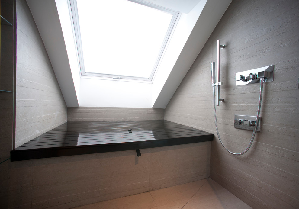Ejemplo de cuarto de baño principal contemporáneo grande con bañera empotrada, combinación de ducha y bañera y lavabo sobreencimera