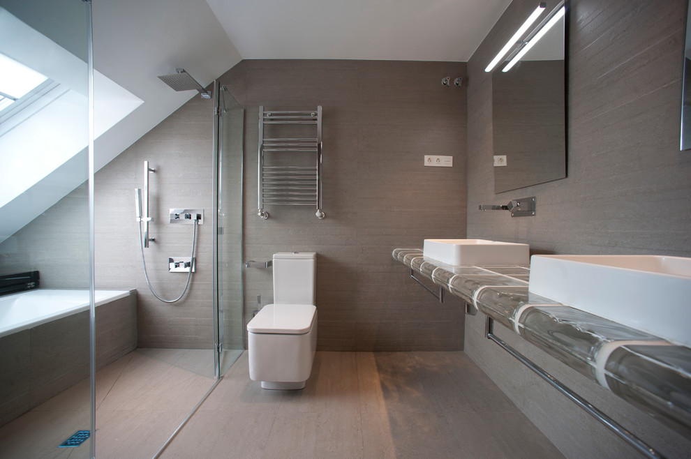 Imagen de cuarto de baño clásico renovado grande con armarios abiertos, bañera empotrada, combinación de ducha y bañera, sanitario de dos piezas, paredes grises y lavabo sobreencimera