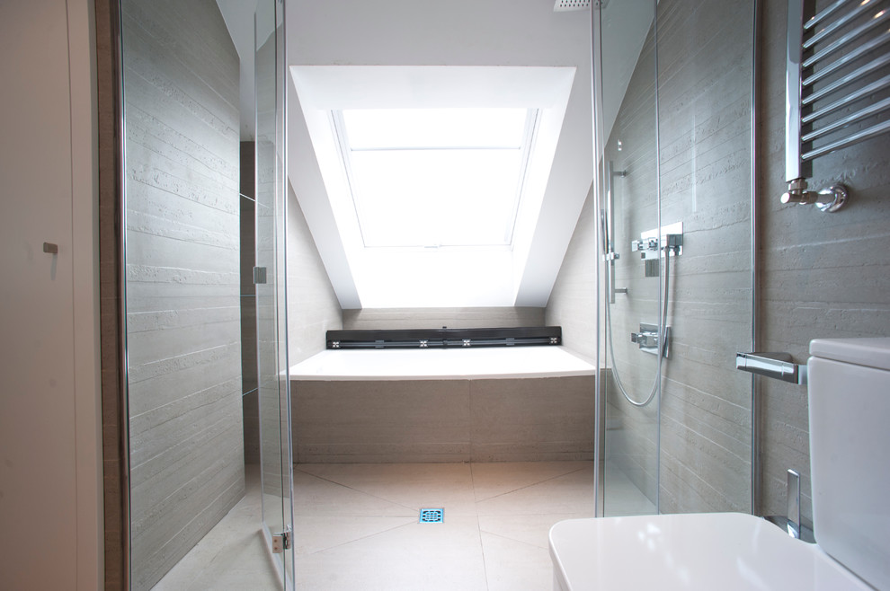 Ejemplo de cuarto de baño principal actual grande con bañera empotrada, combinación de ducha y bañera, sanitario de dos piezas y lavabo sobreencimera