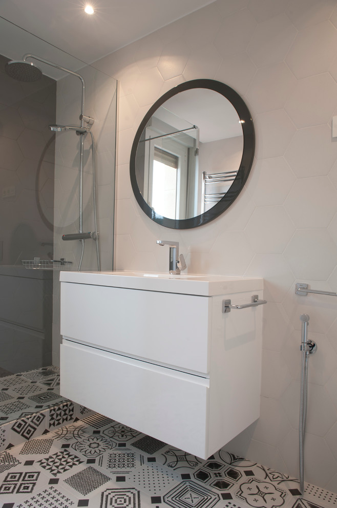 Esempio di una stanza da bagno con doccia moderna di medie dimensioni con ante lisce, ante bianche, doccia ad angolo, WC sospeso, pareti grigie, pavimento con piastrelle in ceramica e lavabo integrato