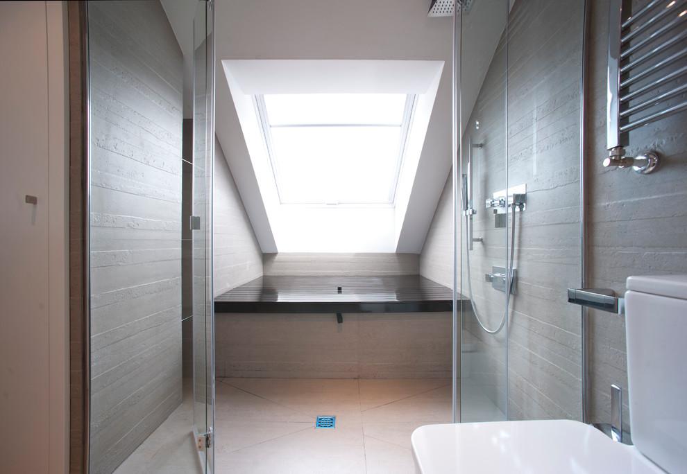 Modelo de cuarto de baño principal moderno grande con bañera empotrada, combinación de ducha y bañera, sanitario de dos piezas y lavabo sobreencimera