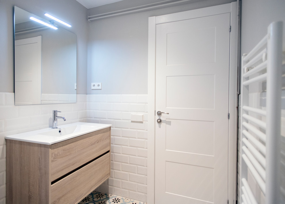Idéer för mellanstora funkis vitt en-suite badrum, med släta luckor, skåp i ljust trä, ett badkar i en alkov, en toalettstol med hel cisternkåpa, vit kakel, grå väggar, ett avlångt handfat och med dusch som är öppen