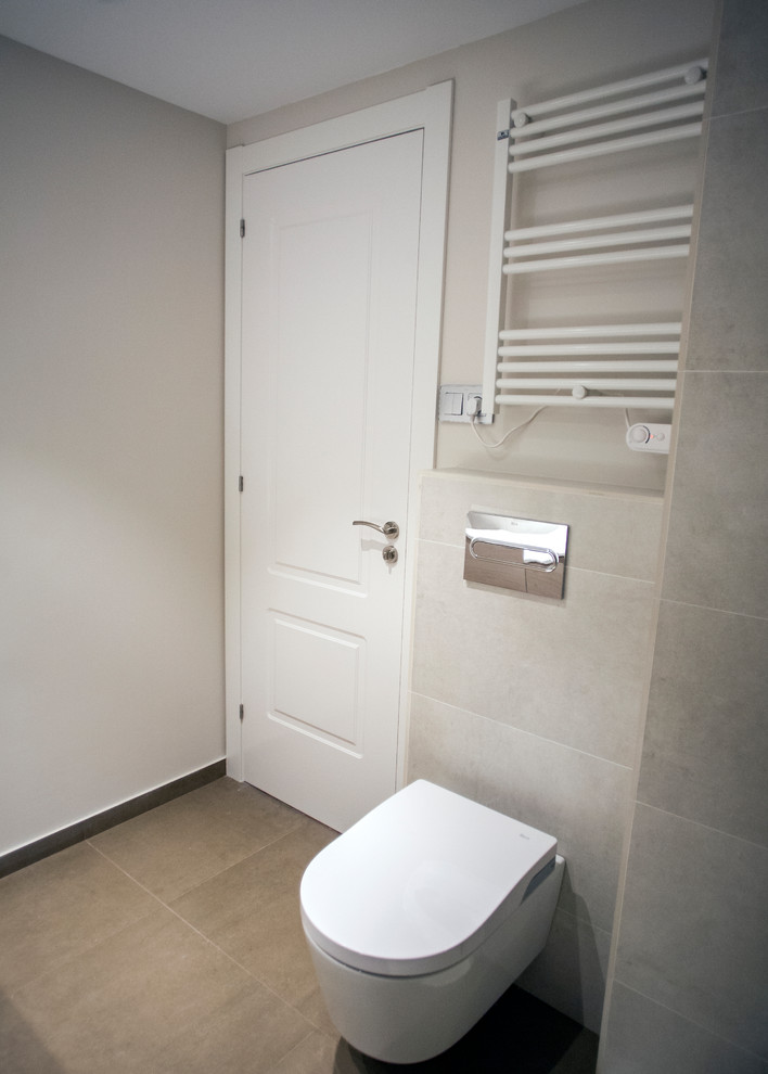 Inspiration för mellanstora moderna vitt en-suite badrum, med skåp i ljust trä, en kantlös dusch, en toalettstol med hel cisternkåpa, beige kakel och dusch med skjutdörr