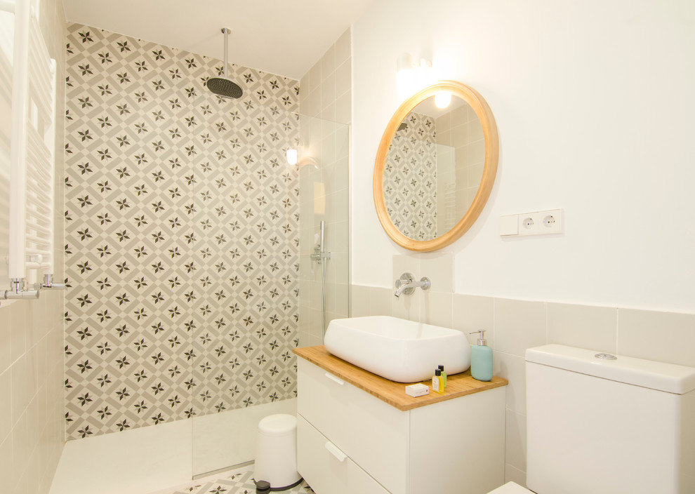 Идея дизайна: ванная комната среднего размера в современном стиле с плоскими фасадами, белыми фасадами, открытым душем, раздельным унитазом, белыми стенами, полом из керамической плитки, душевой кабиной, настольной раковиной и столешницей из дерева