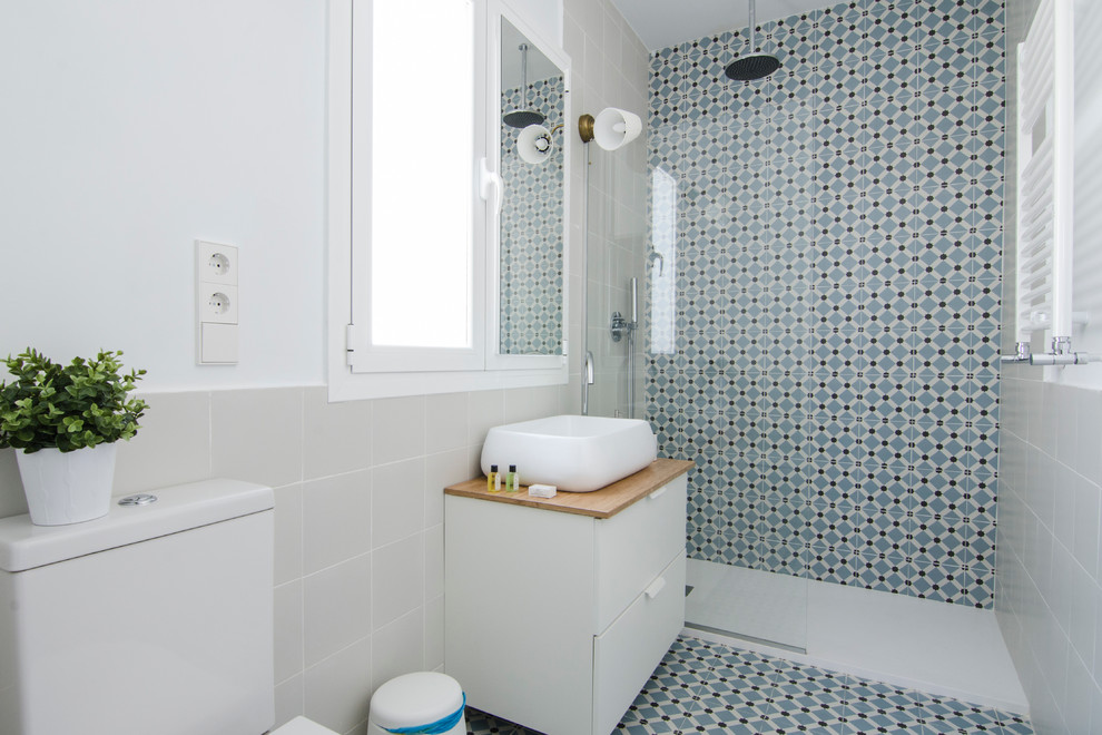 Diseño de cuarto de baño contemporáneo de tamaño medio con armarios con paneles lisos, puertas de armario blancas, ducha abierta, sanitario de dos piezas, paredes blancas, suelo de baldosas de cerámica, aseo y ducha y lavabo sobreencimera