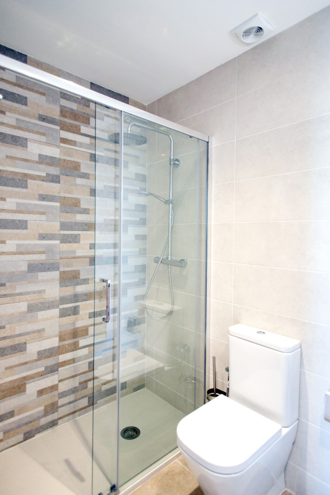 Medium sized contemporary ensuite bathroom in Barcelona with white cabinets, a built-in shower, a one-piece toilet, beige tiles, ceramic tiles, ceramic flooring, beige floors, a sliding door, white worktops and a single sink.