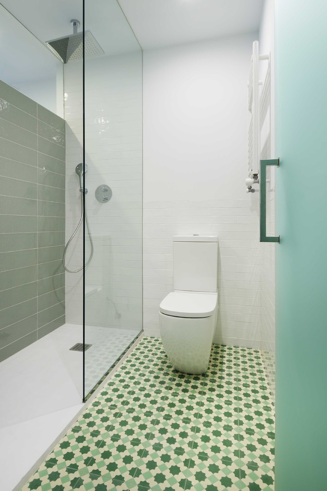 Inspiration för ett mellanstort funkis brun brunt en-suite badrum, med en kantlös dusch, en vägghängd toalettstol, grön kakel, porslinskakel, vita väggar, mosaikgolv, ett fristående handfat, träbänkskiva och grönt golv