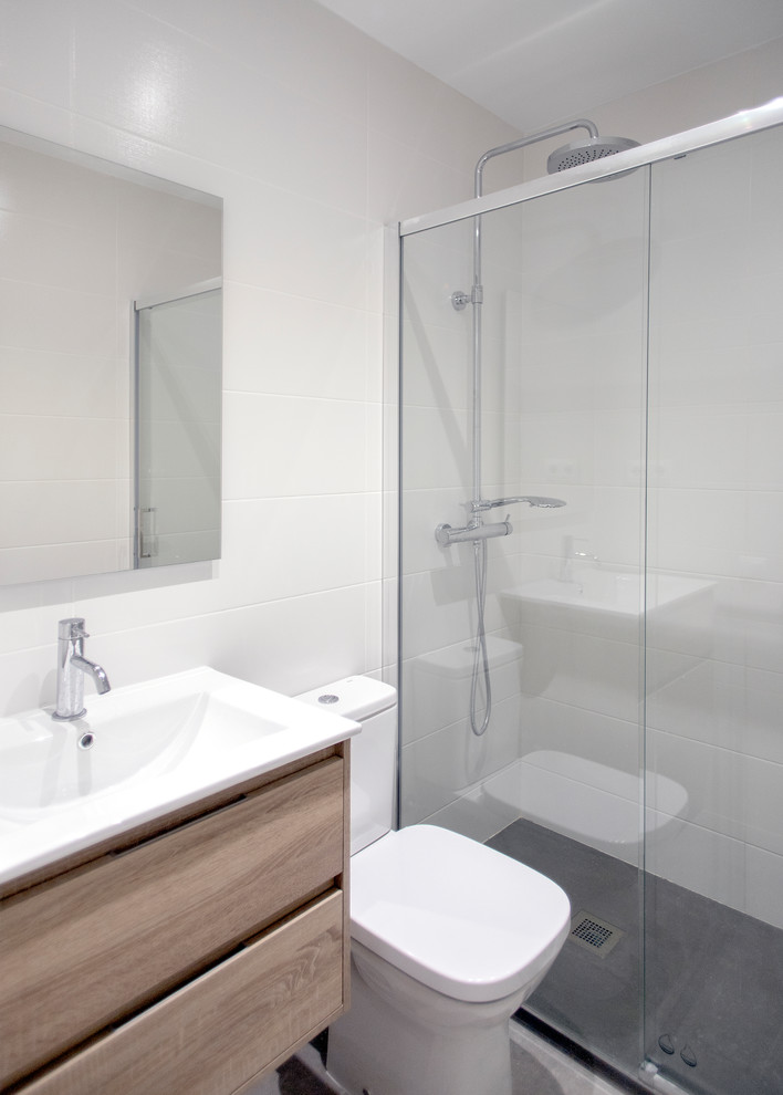 Стильный дизайн: главная ванная комната среднего размера в современном стиле с душем без бортиков, унитазом-моноблоком, белой плиткой, душем с раздвижными дверями и белой столешницей - последний тренд