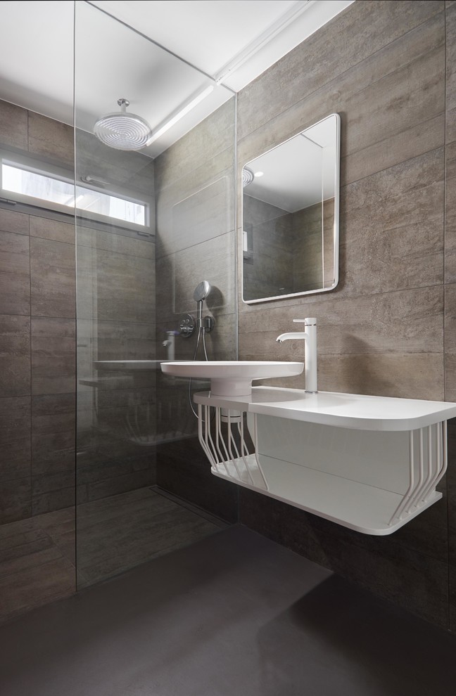На фото: ванная комната в стиле модернизм с белыми фасадами, душем без бортиков, серой плиткой, бетонным полом, душевой кабиной, настольной раковиной, открытым душем и окном с