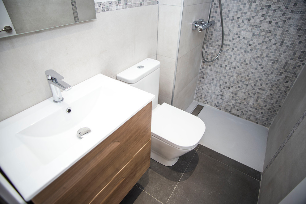 Modelo de cuarto de baño contemporáneo de tamaño medio con puertas de armario de madera oscura, sanitario de una pieza, baldosas y/o azulejos beige y lavabo de seno grande
