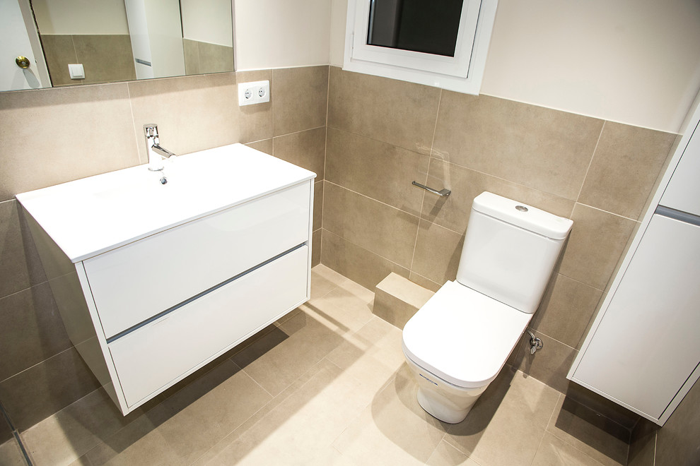 Esempio di una stanza da bagno padronale contemporanea di medie dimensioni con ante bianche, doccia aperta, WC monopezzo, piastrelle beige, pareti beige e lavabo rettangolare
