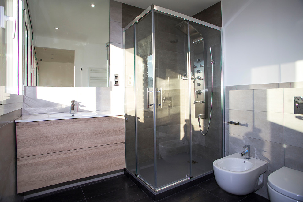Inspiration för mellanstora moderna badrum, med beige kakel, vita väggar och ett avlångt handfat