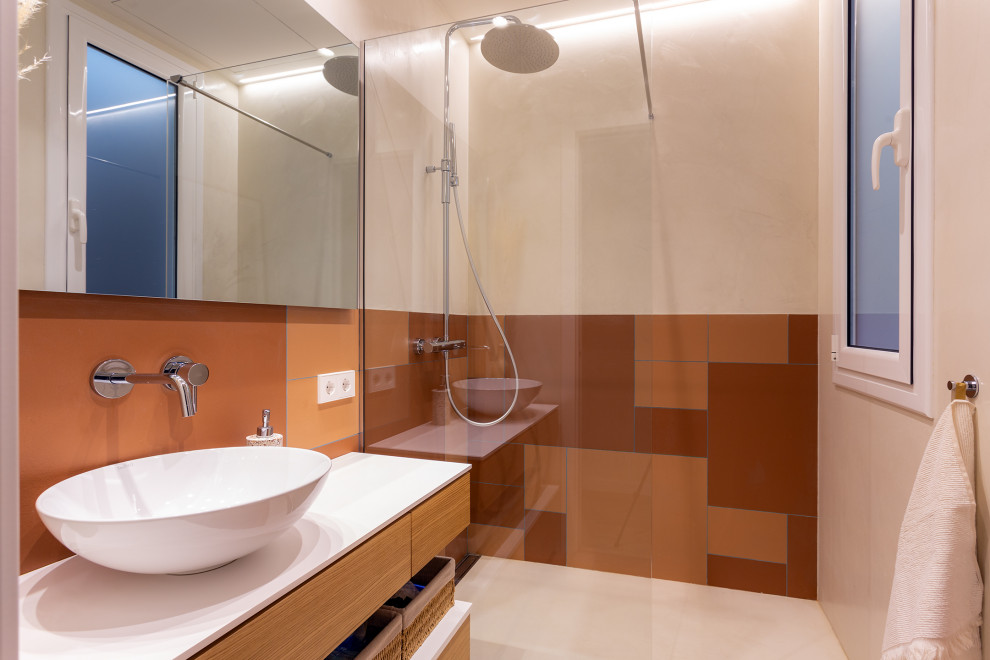 Inredning av ett maritimt litet vit vitt en-suite badrum, med vita skåp, en kantlös dusch, orange kakel, flerfärgade väggar, ett fristående handfat och med dusch som är öppen