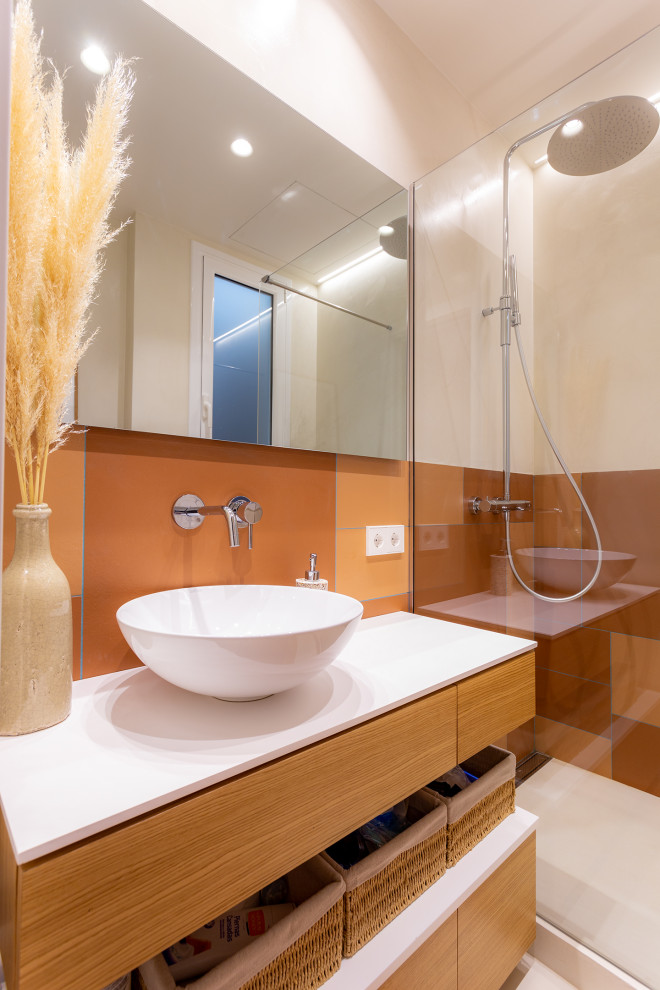 Idéer för ett litet maritimt vit en-suite badrum, med vita skåp, en kantlös dusch, orange kakel, flerfärgade väggar, ett fristående handfat och med dusch som är öppen