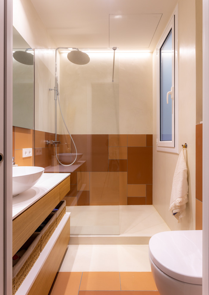Cette image montre une petite salle de bain principale marine avec des portes de placard blanches, une douche à l'italienne, un carrelage orange, un mur multicolore, une vasque, aucune cabine, un plan de toilette blanc, meuble simple vasque et meuble-lavabo suspendu.