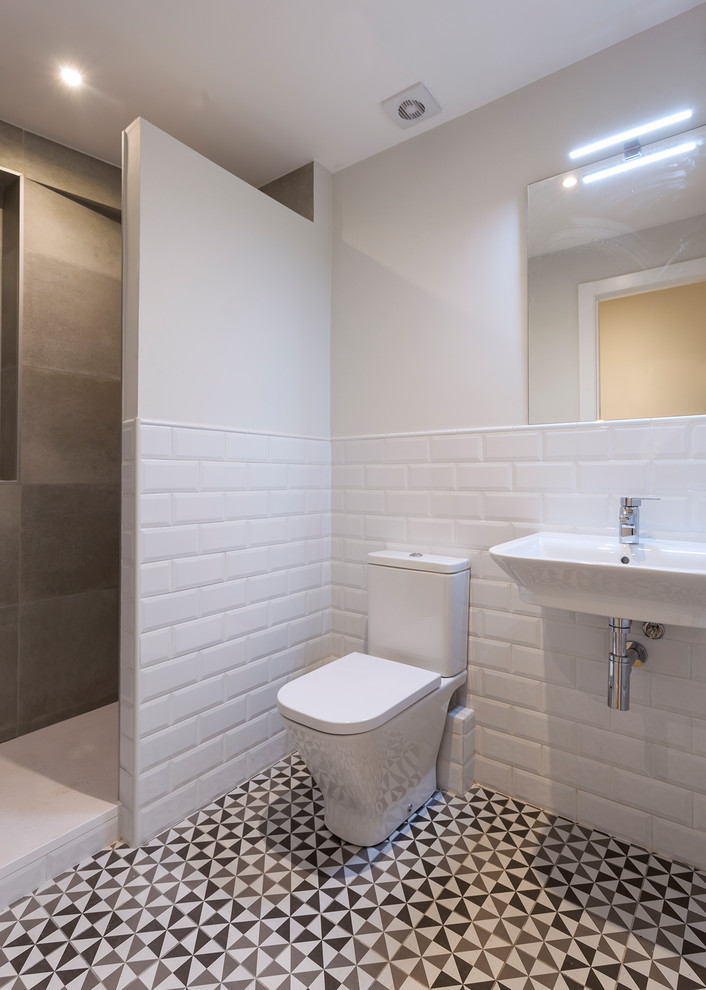 Kleines Mediterranes Badezimmer mit Duschnische und weißer Wandfarbe in Barcelona