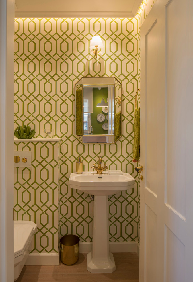 Идея дизайна: ванная комната среднего размера в стиле неоклассика (современная классика) с душем без бортиков, инсталляцией, зеленой плиткой, зелеными стенами, душевой кабиной, раковиной с пьедесталом, душем с раздвижными дверями и полом из ламината