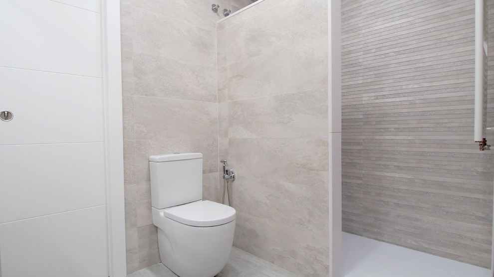 Inspiration för ett mellanstort funkis en-suite badrum, med möbel-liknande, beige kakel, porslinskakel, beige väggar, ljust trägolv, bänkskiva i kvarts, beiget golv, med dusch som är öppen, grå skåp, en öppen dusch, en vägghängd toalettstol och ett integrerad handfat