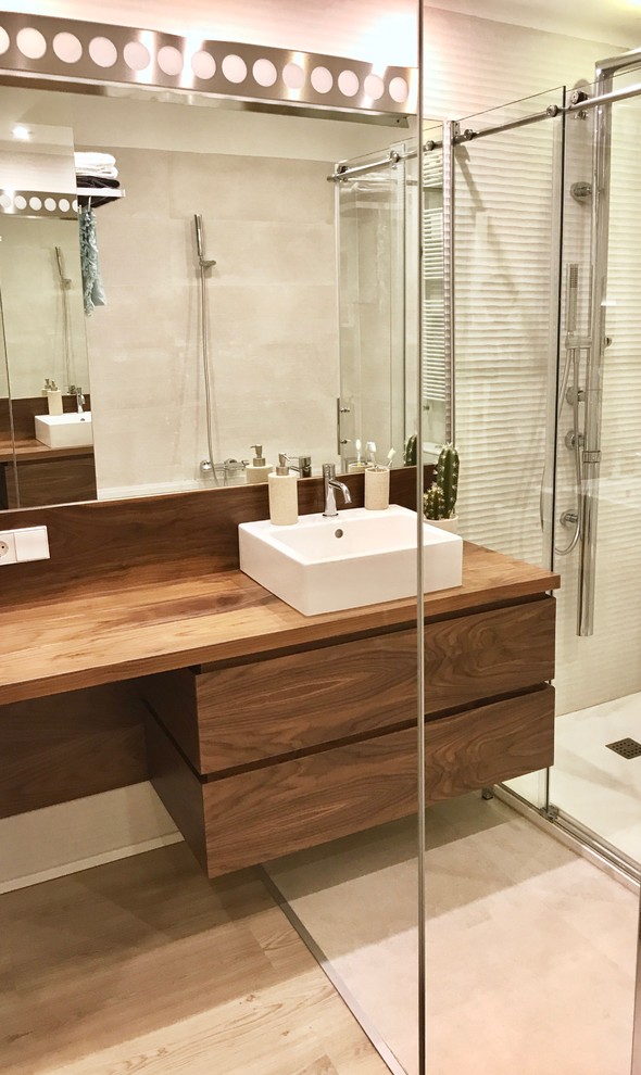 Diseño de cuarto de baño principal actual pequeño