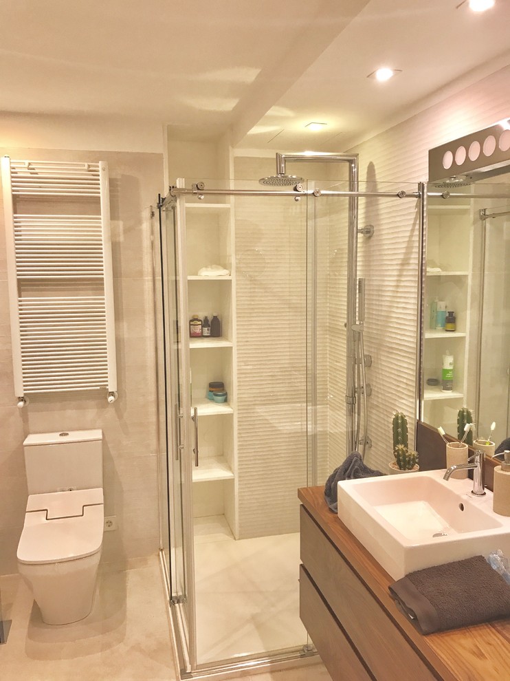 Ejemplo de cuarto de baño tradicional renovado pequeño con aseo y ducha