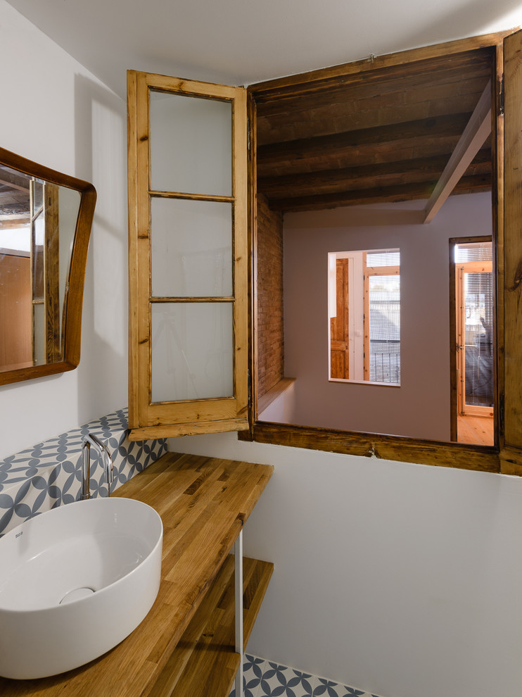 Ejemplo de cuarto de baño industrial de tamaño medio con ducha a ras de suelo, baldosas y/o azulejos de cerámica y encimera de madera