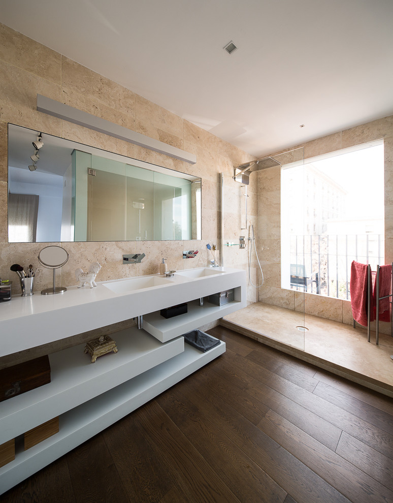 Diseño de cuarto de baño actual grande con armarios abiertos, puertas de armario blancas, ducha empotrada, paredes beige, suelo de madera oscura, aseo y ducha y lavabo integrado