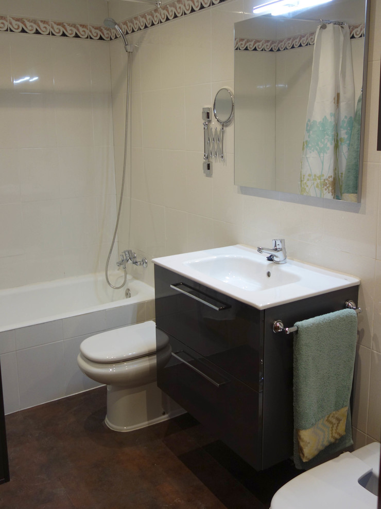 Idéer för att renovera ett mellanstort vintage en-suite badrum, med släta luckor, svarta skåp, ett badkar i en alkov, en dusch/badkar-kombination, en bidé, vita väggar, klinkergolv i keramik och ett integrerad handfat