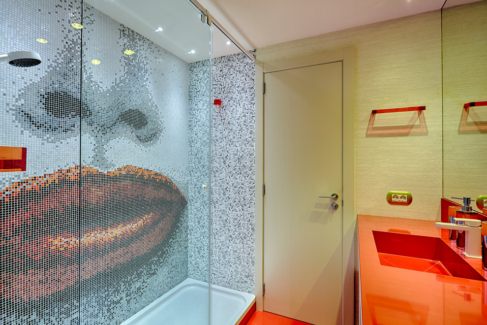 Cette photo montre une douche en alcôve éclectique avec un carrelage multicolore, mosaïque, un mur jaune, un lavabo intégré, un sol orange, une cabine de douche à porte coulissante et un plan de toilette orange.