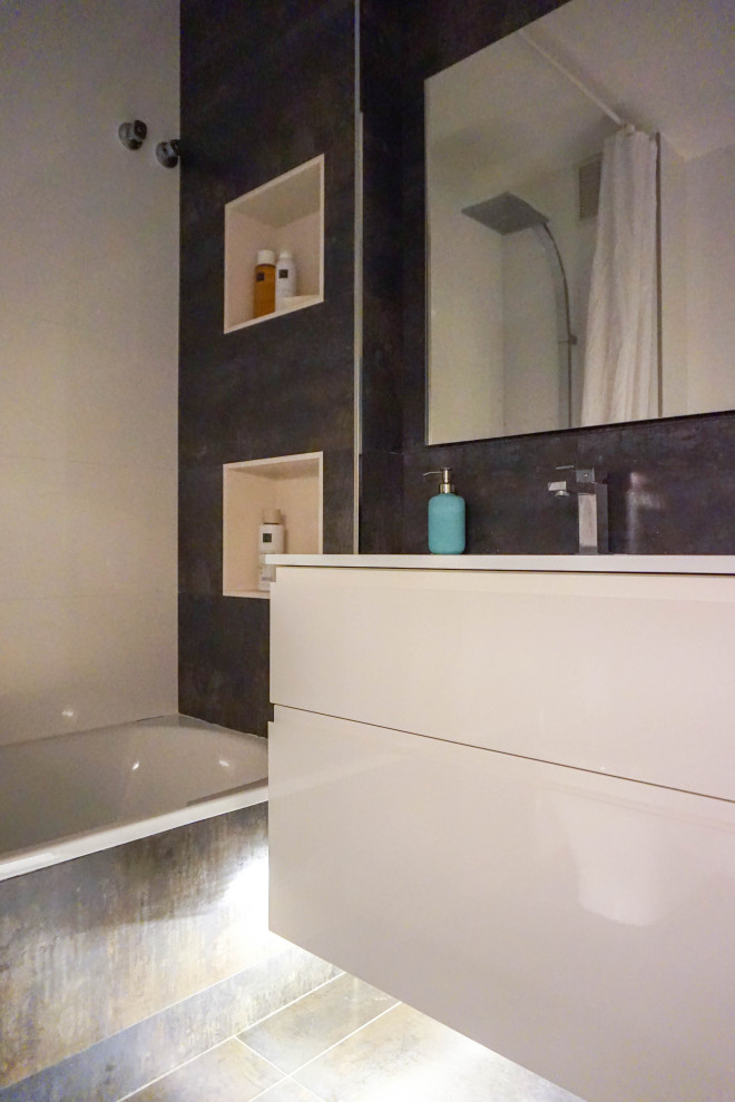 Источник вдохновения для домашнего уюта: главная ванная комната среднего размера в современном стиле с плоскими фасадами, белыми фасадами, накладной ванной, душем над ванной, унитазом-моноблоком, черной плиткой, керамической плиткой, белыми стенами, полом из керамогранита, монолитной раковиной, столешницей из искусственного камня, черным полом, открытым душем, белой столешницей, нишей, тумбой под одну раковину и подвесной тумбой