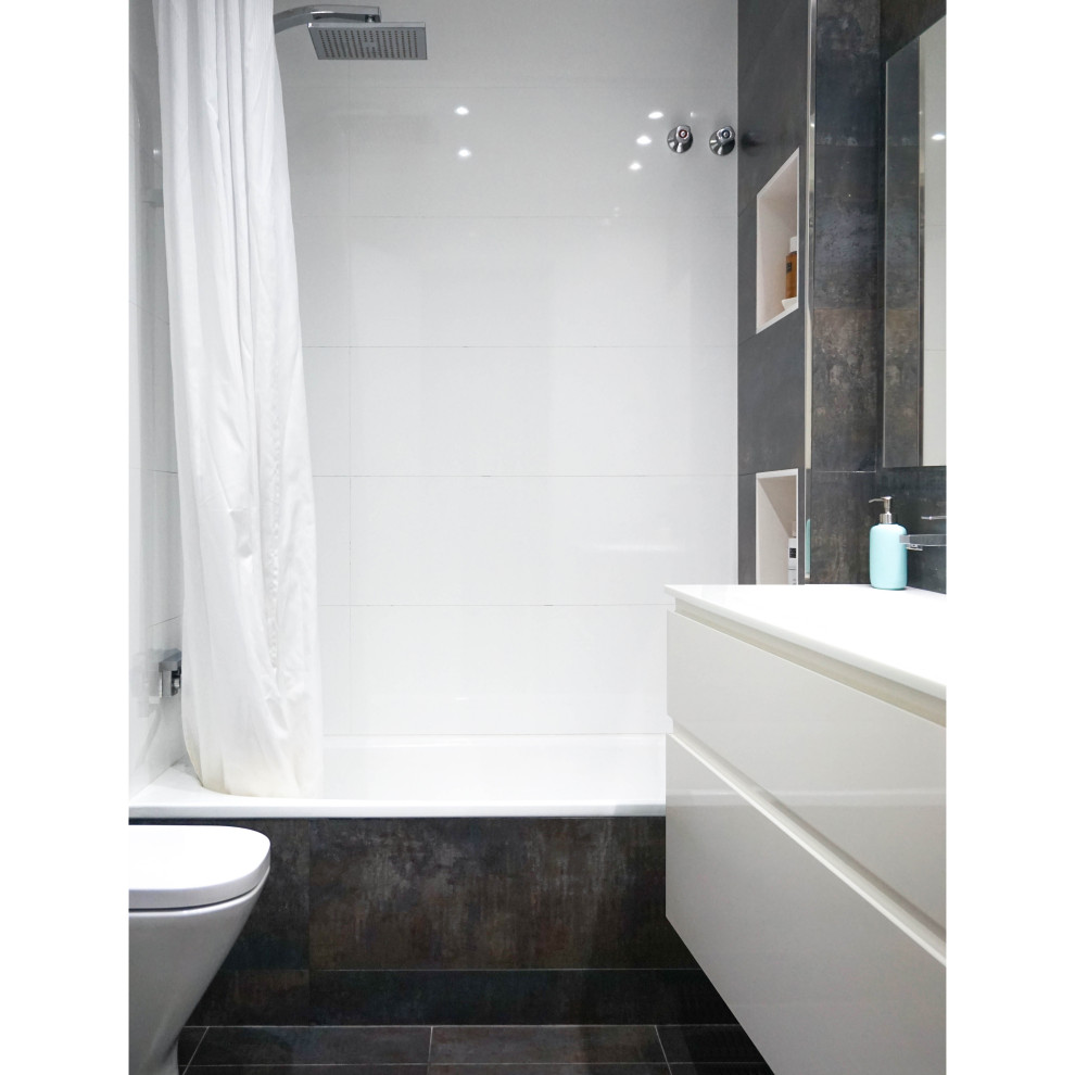 Medium sized contemporary ensuite bathroom in Barcelona with flat-panel cabinets, white cabinets, a built-in bath, a shower/bath combination, a one-piece toilet, black tiles, ceramic tiles, white walls, porcelain flooring, an integrated sink, solid surface worktops, black floors, an open shower, white worktops, a wall niche, a single sink and a floating vanity unit.
