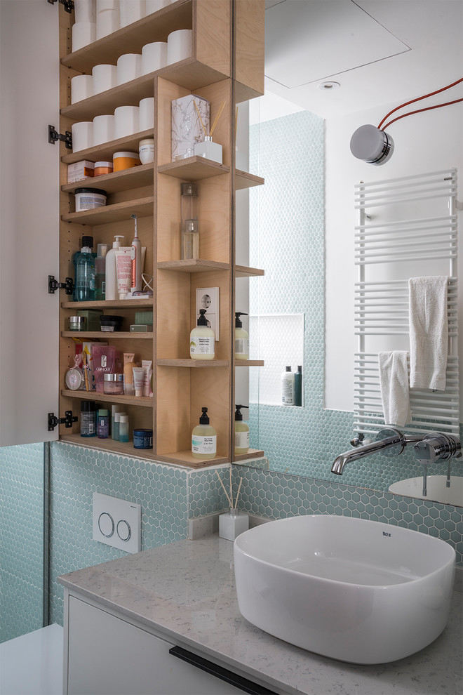 Diseño de cuarto de baño actual con armarios con paneles lisos, puertas de armario blancas, baldosas y/o azulejos azules, baldosas y/o azulejos verdes y aseo y ducha