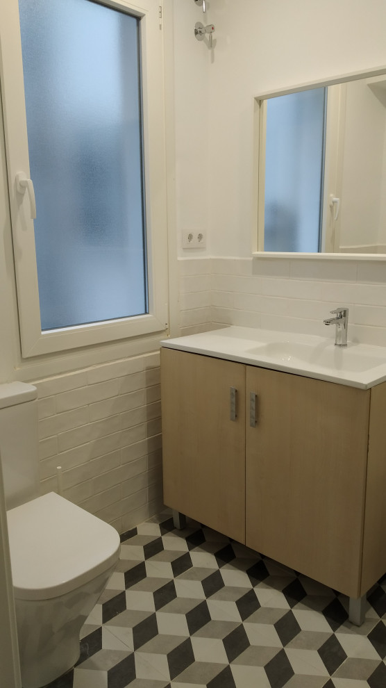 Стильный дизайн: маленькая главная ванная комната в стиле неоклассика (современная классика) с фасадами островного типа, белыми фасадами, душевой комнатой, писсуаром, белой плиткой, керамической плиткой, белыми стенами, полом из керамической плитки, настольной раковиной, разноцветным полом, душем с раздвижными дверями и белой столешницей для на участке и в саду - последний тренд